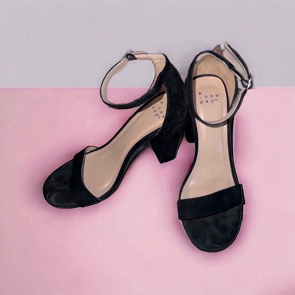 Targets ‘a new day’ black suede pumps